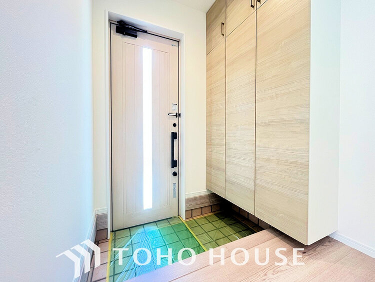 玄関 落ち着いた雰囲気の玄関、家族の帰りを暖かく迎えてくれます