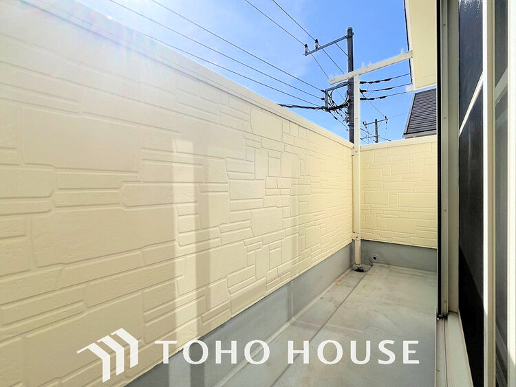 バルコニー 日当たりの良いバルコニーで晴れの日の洗濯物も楽しみになりますね