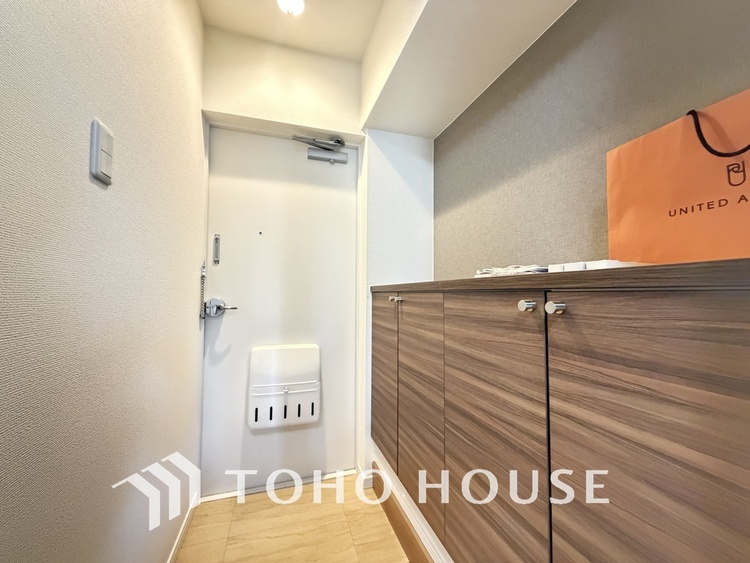 玄関 飾り過ぎないシンプルな内装の玄関