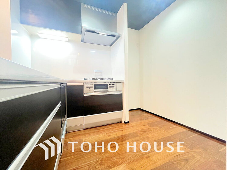 キッチン シンプルな部屋の雰囲気に溶け合うナチュラルキッチン