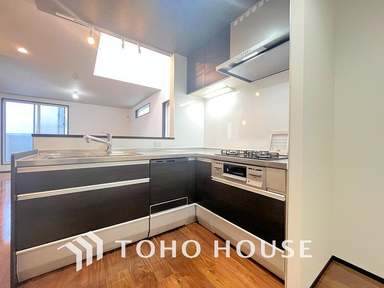 キッチン 落ち着きのあるカラーで統一された清潔感と気品が溢れるキッチン