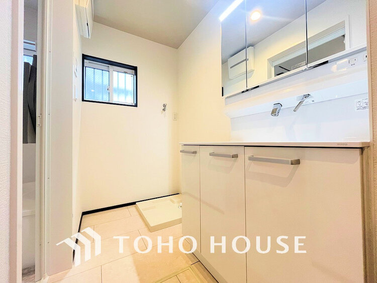 洗面 洗面台には三面鏡を採用。身だしなみを整えやすく収納量も良好です