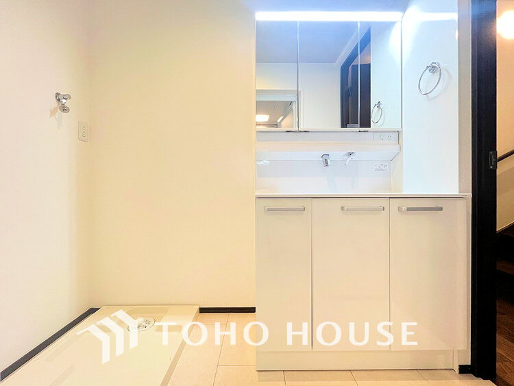 洗面 落ち着きのある色合いでまとめられた洗面室