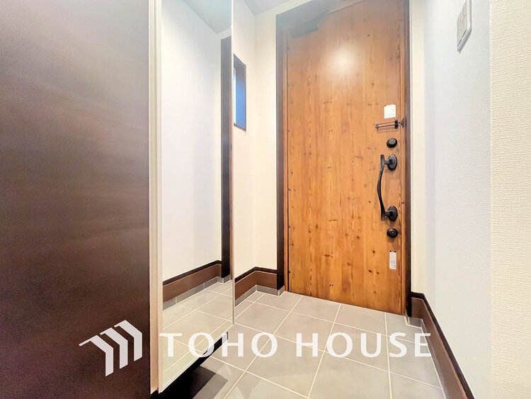 玄関 飾リ過ぎないシンプルな内装と偏り過ぎないデザインの玄関