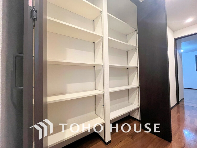 玄関 天井まである玄関収納はご家族分の履物も余裕で収納可能