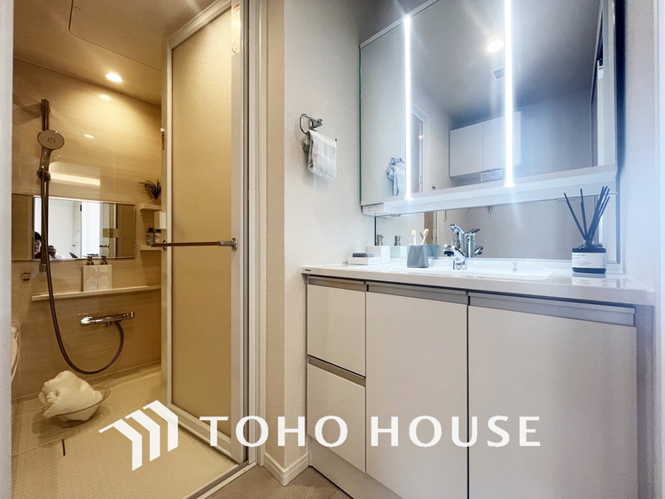 洗面 新規設置の洗面化粧台。収納豊富で使い勝手の良い3面鏡です