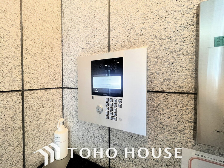 その他 エントランスはオートロック完備で安心のセキュリティ