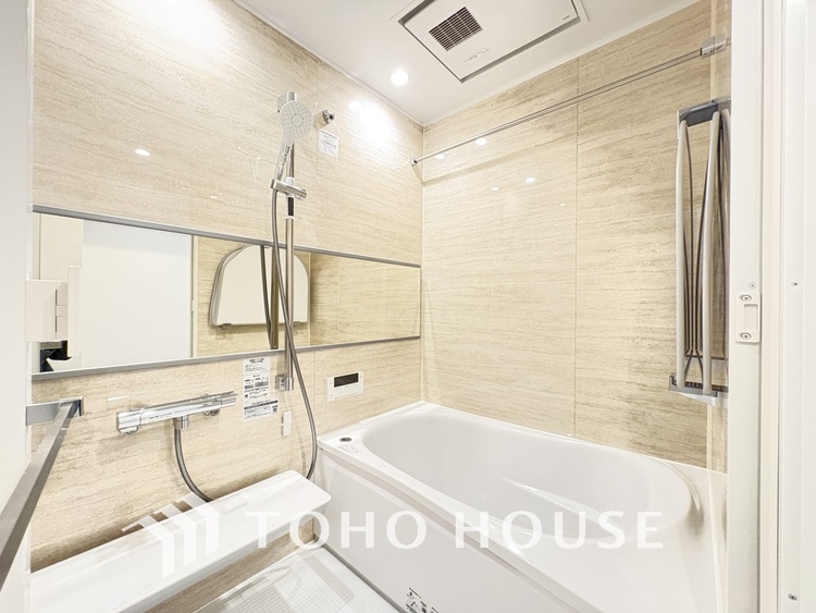 風呂 一日の疲れを癒すバスルームは、心地よいリラックスを叶える清潔感溢れる空間