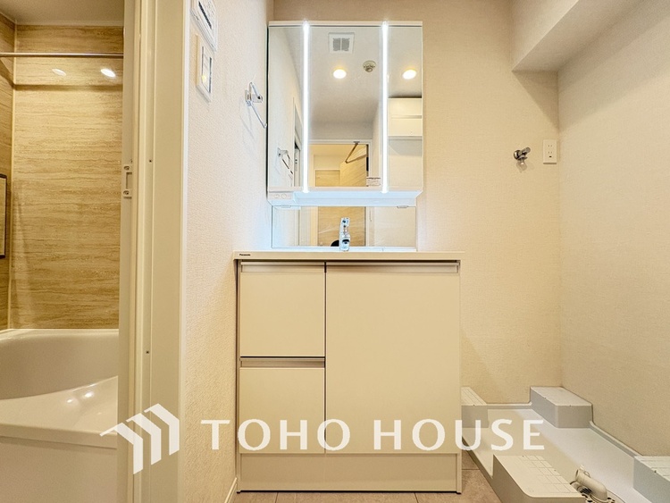 洗面 新規設置の洗面化粧台。収納豊富で使い勝手の良い3面鏡です