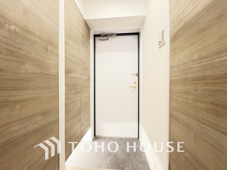 玄関 飾り過ぎないシンプルな内装の玄関