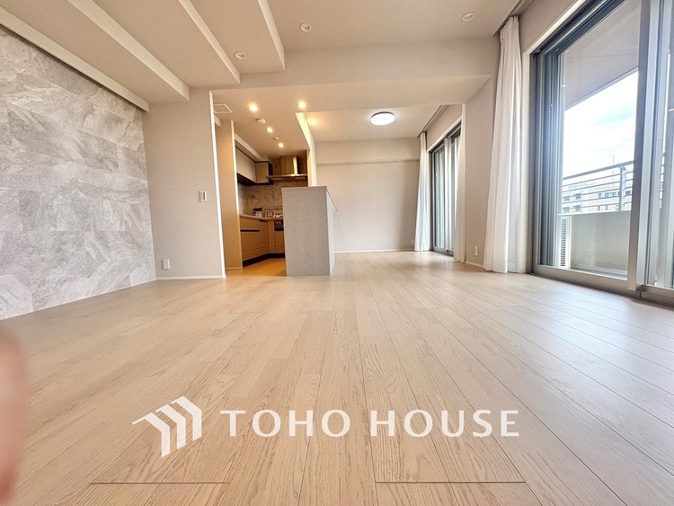 内装 居心地のいい暮らしには欠かせない眩い採光。ゆったりとした幅の窓からこの空間に降り注ぐ採光が絶えない。