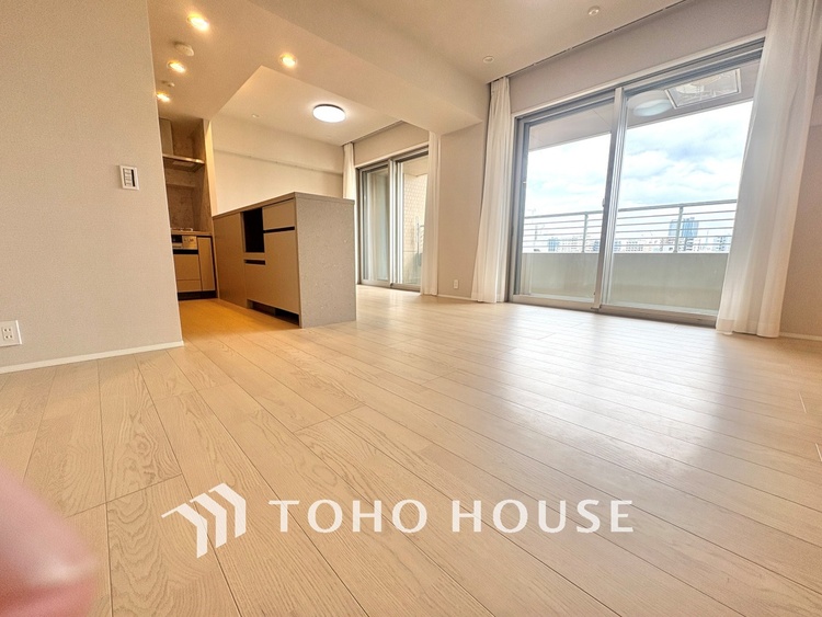 内装 叶えたかったのは落ち着きのあるナチュラルな風合い、そして開放感があるリビング。優雅な気分に浸れる幸せな時間を家族が自然と集まりたくなるこの空間で。