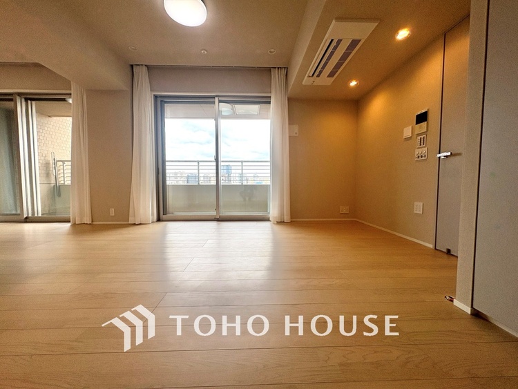 内装 ◆サンサンと◆差し込む太陽の光がこのリビングに笑いをもたらす。ソファの上のクッションがポカポカした暖気にぬくぬくと微睡んでいる。