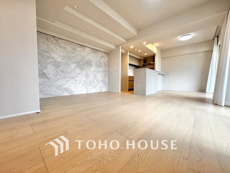 内装 使いやすく、明るい洋室に仕上がります。子供部屋や趣味のお部屋にご利用できます。ご自身で家具などを配置し、素敵な空間を創り上げられます。