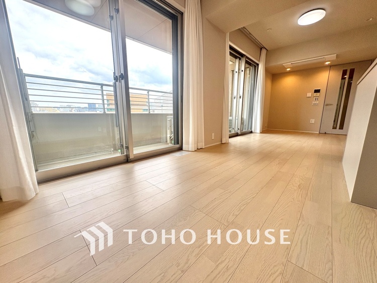 内装 ここはみんなが集い、食事と楽しい会話が始まる場所。話に夢中になりすぎて、ついつい時を忘れ、夜半過ぎになってしまう。そんな束の間の幸せを感じさせてくれます。