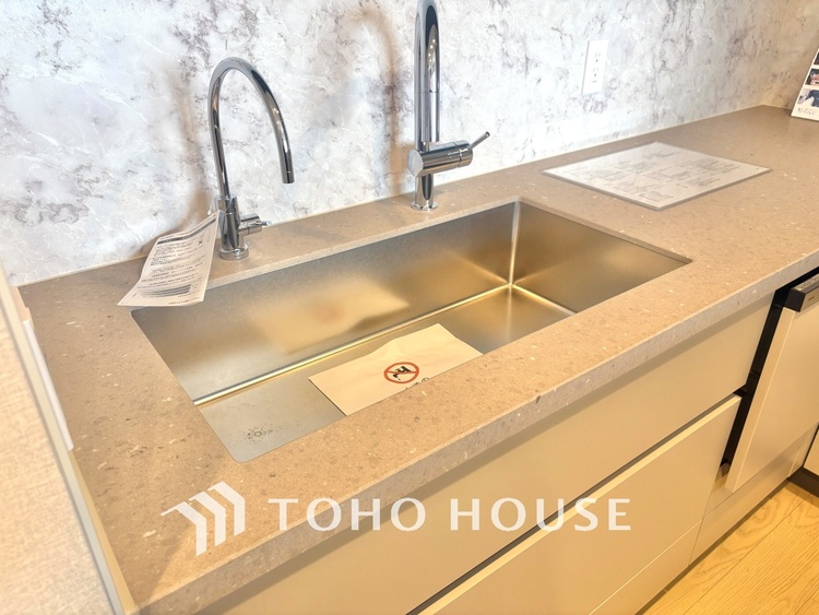 キッチン ◆愛育◆キッチンは家族の絆を育む大切な空間。シンプルで使い易いSystemKitchenで愉しく作る料理は愛情のある美味しいご馳走に。家族で使える広々としたダイニングキッチンです。