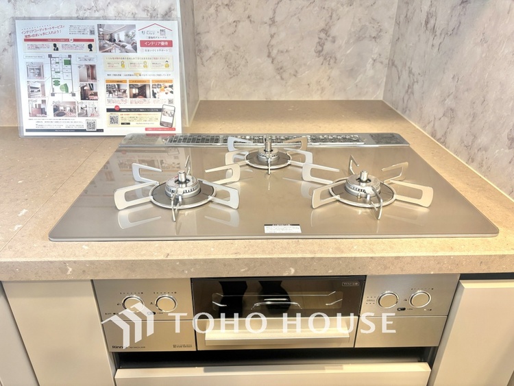 キッチン キッチンは家族の絆を育む大切な空間。シンプルで使い易いシステムキッチンで愉しく作る料理は愛情のある美味しいご馳走に。家族で使えるダイニングキッチンです。