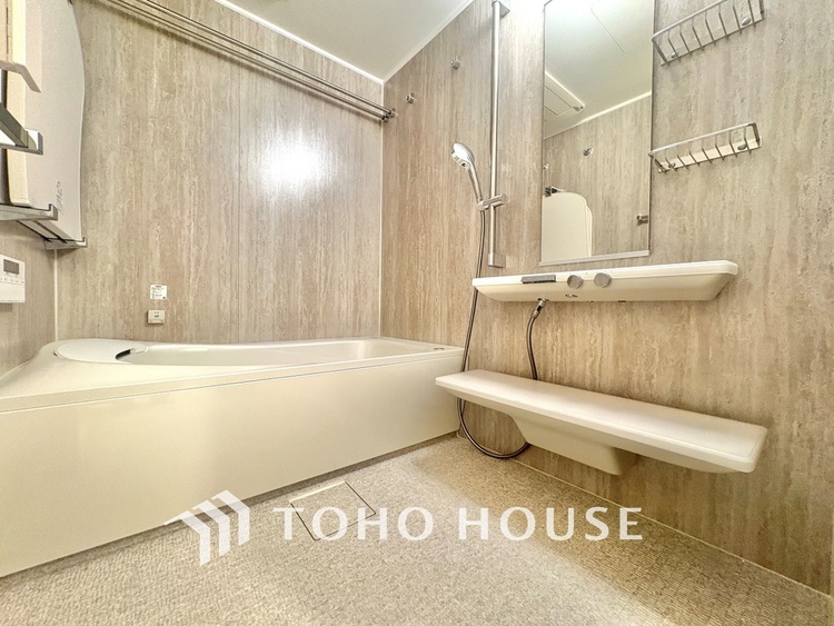 風呂 【浴室】《一日の疲れを落としてくれる場所は、落ち着く場所でなければならない》　高級感溢れるカラーと大きさ・柔らかな曲線で構成された半身浴も楽しめるバスタブが心地よさをもたらします。