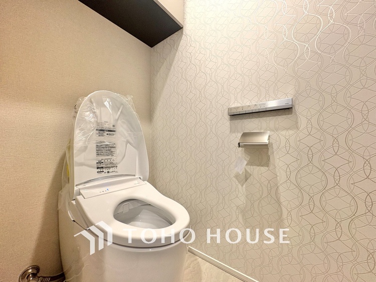 トイレ 清潔感あるホワイト調のクロスと温もり溢れるモダンカラーの床材が見事に調和した本邸宅は、毎日の生活を少しでも快適に過ごして頂ける様に落ち着いた雰囲気作りから行っています。