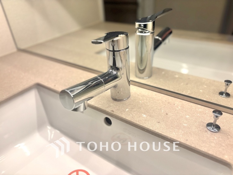 洗面 気持ちの良い朝をつくりだし、夕方には笑顔を取り戻させてくれるミラー。パウダールームはいつでも本来の自分を取り戻せる空間。明るく仕上げてあります。