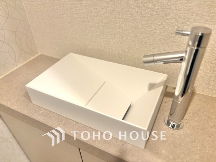 その他 朝、鏡の中の自分と目が合う。ここは人生の「作戦会議室代わり」だ。寝癖を直し、気合を注入。最新の洗面台は、まるでお肌の専属マネージャー。水跳ねもサッと一拭き、忙しいあなたの毎日をピカピカに支え抜きますよ