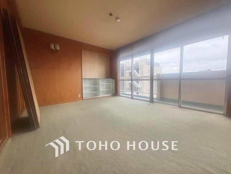 内装 居心地のいい暮らしには欠かせない眩い採光。ゆったりとした幅の窓からこの空間に降り注ぐ採光が絶えない。