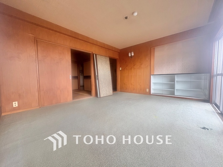 内装 叶えたかったのは落ち着きのあるナチュラルな風合い、そして開放感があるリビング。優雅な気分に浸れる幸せな時間を家族が自然と集まりたくなるこの空間で。