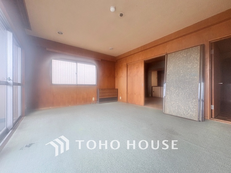 内装 ◆サンサンと◆差し込む太陽の光がこのリビングに笑いをもたらす。ソファの上のクッションがポカポカした暖気にぬくぬくと微睡んでいる。