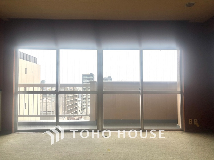 内装 ここはみんなが集い、食事と楽しい会話が始まる場所。話に夢中になりすぎて、ついつい時を忘れ、夜半過ぎになってしまう。そんな束の間の幸せを感じさせてくれます。