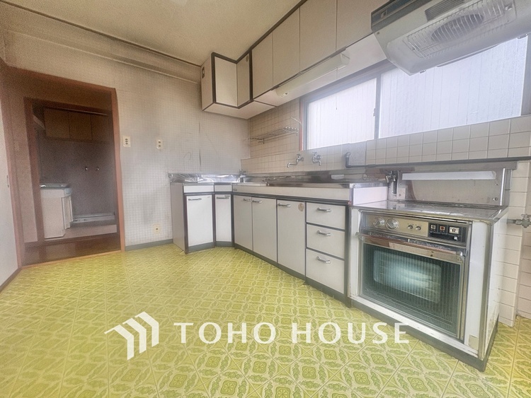 キッチン 奥のスペースまで有効に活用できます。奥まで上から見渡せるので、たまにしか使わない調理器具もサッと取出せます。