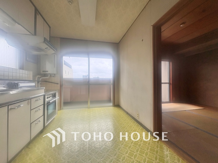 キッチン ◆愛育◆キッチンは家族の絆を育む大切な空間。シンプルで使い易いSystemKitchenで愉しく作る料理は愛情のある美味しいご馳走に。家族で使える広々としたダイニングキッチンです。