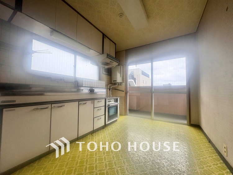 キッチン キッチンは家族の絆を育む大切な空間。シンプルで使い易いシステムキッチンで愉しく作る料理は愛情のある美味しいご馳走に。家族で使えるダイニングキッチンです。