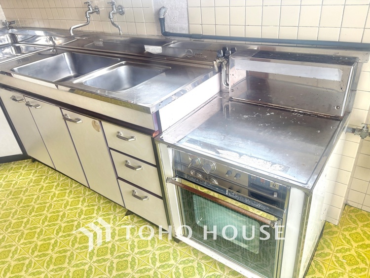 キッチン 採光や風通しを考えて設計された間取り。近隣との視線を考え、街全体で調整される窓位置。外観だけでなく、そこに住まうご家族の心地よさを最優先しました。