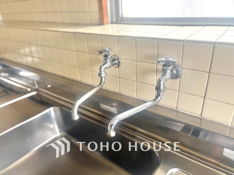 キッチン 採光や風通しを考えて設計された間取り。近隣との視線を考え、街全体で調整される窓位置。外観だけでなく、そこに住まうご家族の心地よさを最優先しました。