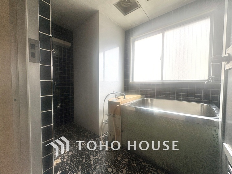 風呂 【浴室】《一日の疲れを落としてくれる場所は、落ち着く場所でなければならない》　高級感溢れるカラーと大きさ・柔らかな曲線で構成された半身浴も楽しめるバスタブが心地よさをもたらします。