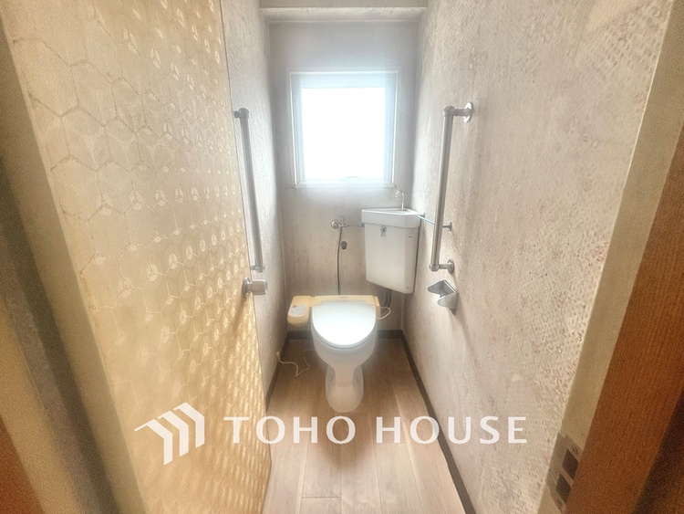 トイレ 清潔感あるホワイト調のクロスと温もり溢れるモダンカラーの床材が見事に調和した本邸宅は、毎日の生活を少しでも快適に過ごして頂ける様に落ち着いた雰囲気作りから行っています。