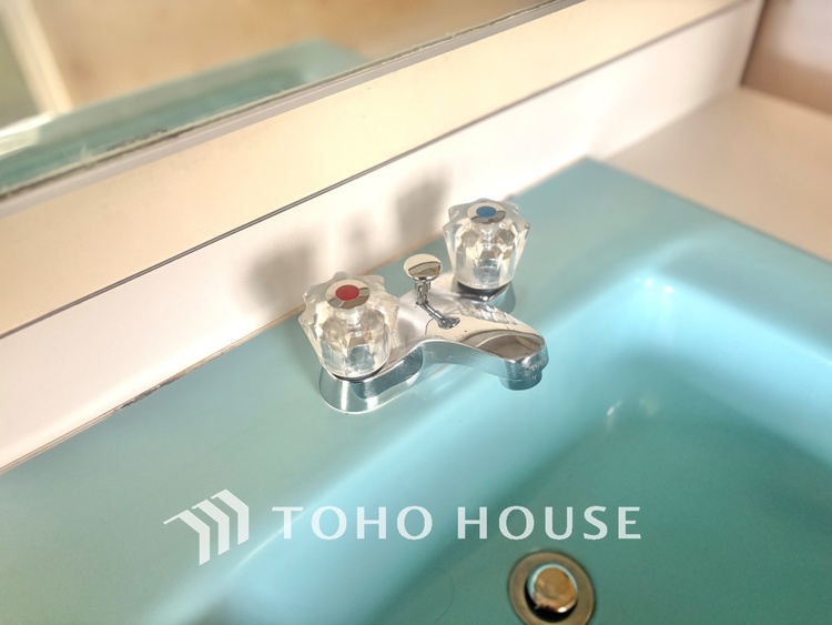 洗面 気持ちの良い朝をつくりだし、夕方には笑顔を取り戻させてくれるミラー。パウダールームはいつでも本来の自分を取り戻せる空間。明るく仕上げてあります。