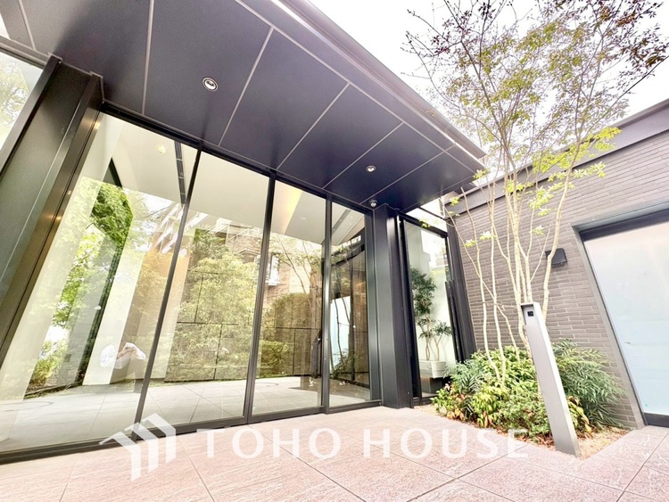 エントランス 【ENTRANCE】◆家族◆家で家族と過ごす時間は限られている。帰りを待つ家族の元へと急ぐときの弾む思い。そんな思いを引き立てる邸宅。