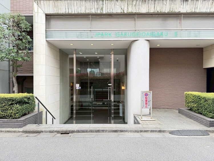 その他 上質感漂う玄関アプローチです。