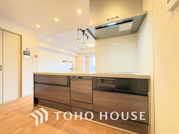 キッチン 落ち着きのあるカラーで統一された清潔感と気品が溢れるキッチン