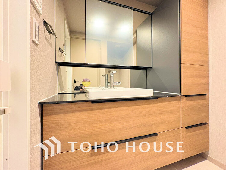 洗面 落ち着きのある色合いでまとめられた洗面室