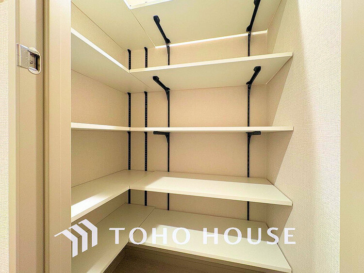 玄関 天井まである玄関収納はご家族分の履物も余裕で収納可能