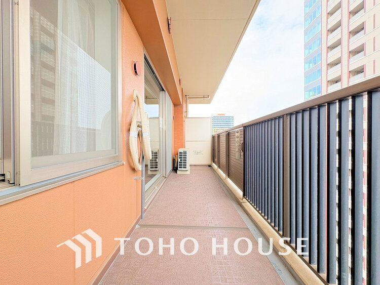 バルコニー 日当たりの良いバルコニーで晴れの日の洗濯物も楽しみになりますね