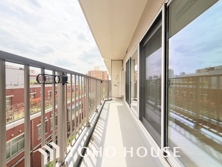 バルコニー 日当たりの良いバルコニーで晴れの日の洗濯物も楽しみになりますね