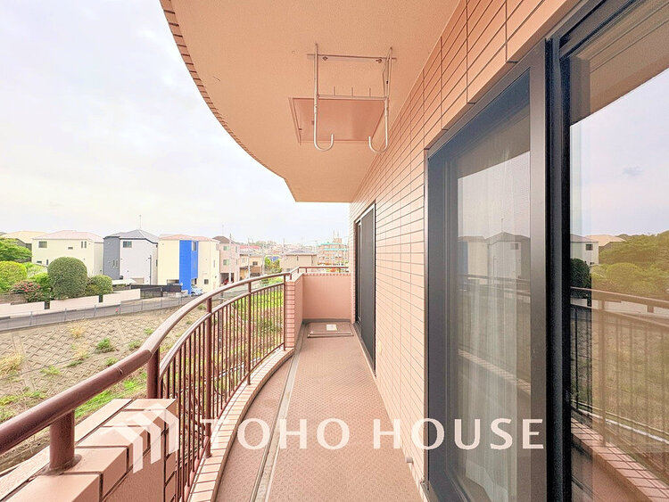 バルコニー 日当たりの良いバルコニーで晴れの日の洗濯物も楽しみになりますね