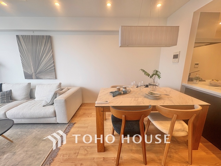 内装 ※家具・小物は販売価格に含まれません。居心地のいい暮らしには欠かせない眩い採光。ゆったりとした幅の窓からこの空間に降り注ぐ採光が絶えない。