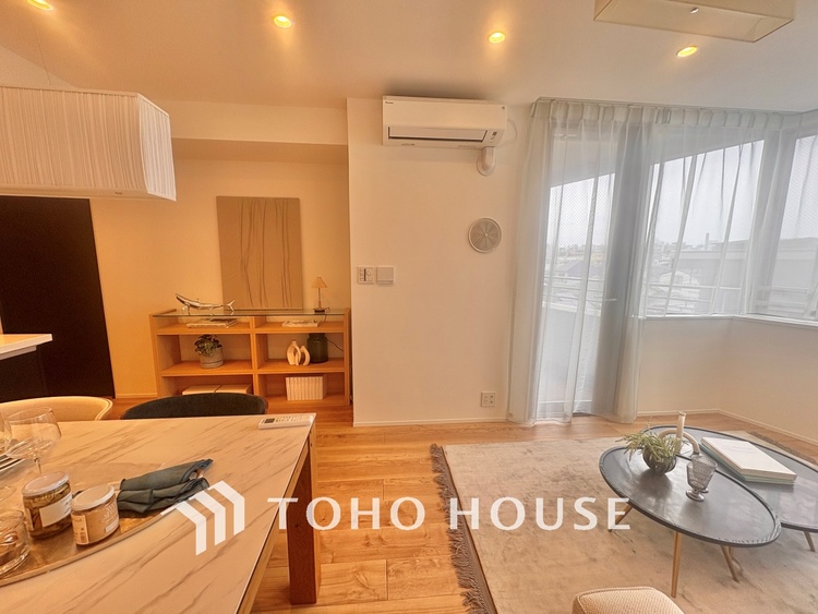 内装 叶えたかったのは落ち着きのあるナチュラルな風合い、そして開放感があるリビング。優雅な気分に浸れる幸せな時間を家族が自然と集まりたくなるこの空間で。