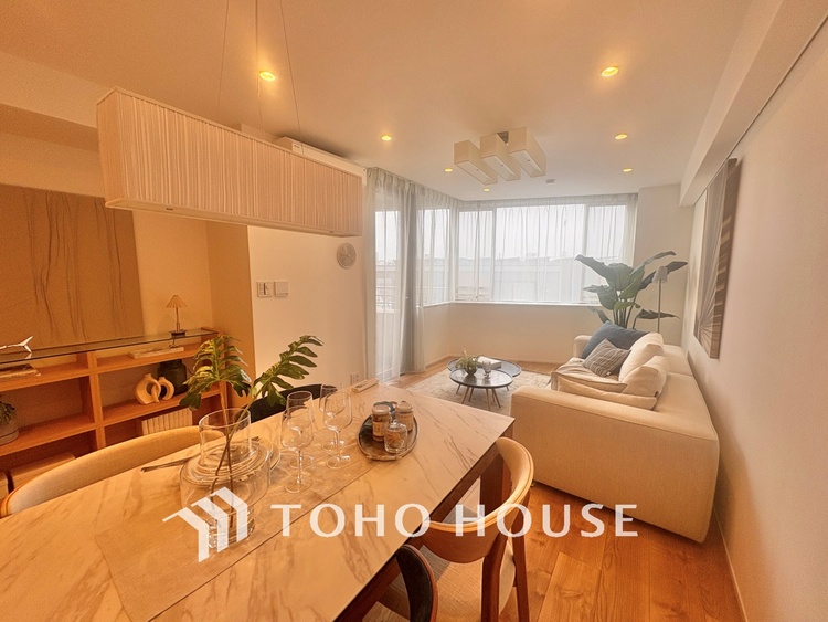 内装 ◆サンサンと◆差し込む太陽の光がこのリビングに笑いをもたらす。ソファの上のクッションがポカポカした暖気にぬくぬくと微睡んでいる。