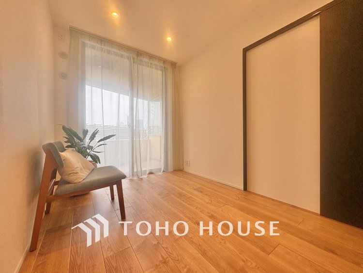 内装 使いやすく、明るい洋室に仕上がります。子供部屋や趣味のお部屋にご利用できます。ご自身で家具などを配置し、素敵な空間を創り上げられます。