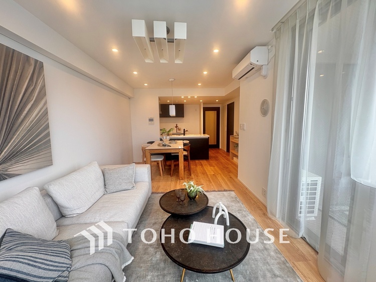 内装 ここはみんなが集い、食事と楽しい会話が始まる場所。話に夢中になりすぎて、ついつい時を忘れ、夜半過ぎになってしまう。そんな束の間の幸せを感じさせてくれます。